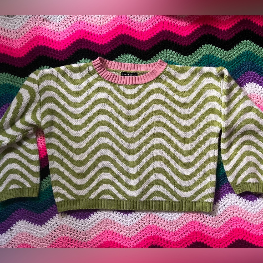 🧶3/$20 SHEIN Green and White Zigzag Sweater